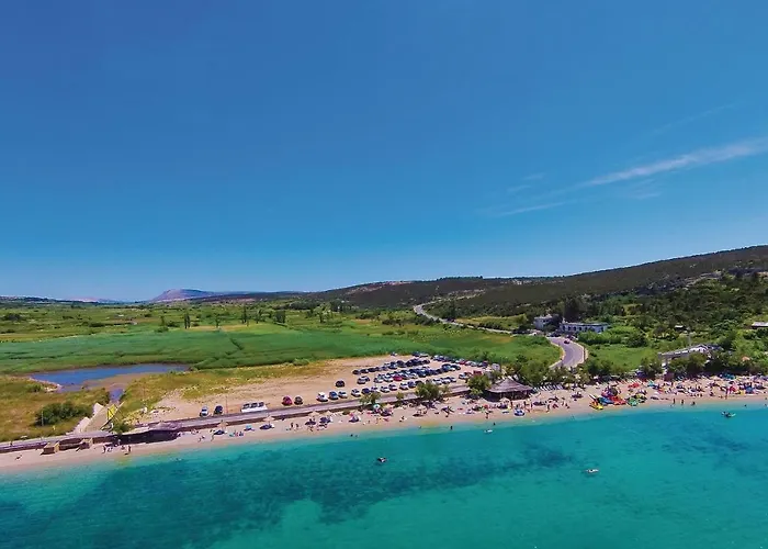 Appartement Stunning In With Wifi Mandre